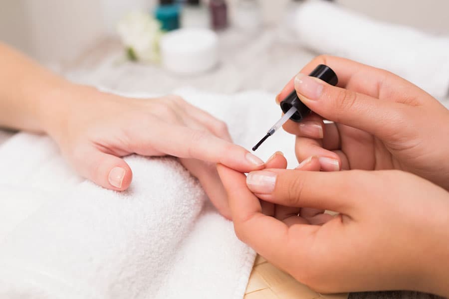 Transforma tus manos con una manicura exclusiva