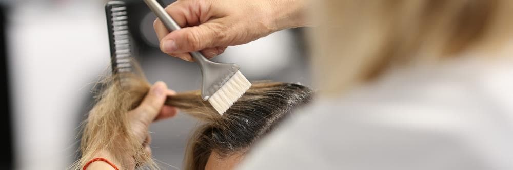 ¿Qué son las mechas espiga? ¡La transición perfecta del cabello teñido a las canas!