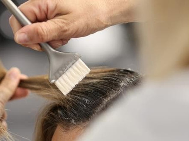 ¿Qué son las mechas espiga? ¡La transición perfecta del cabello teñido a las canas!