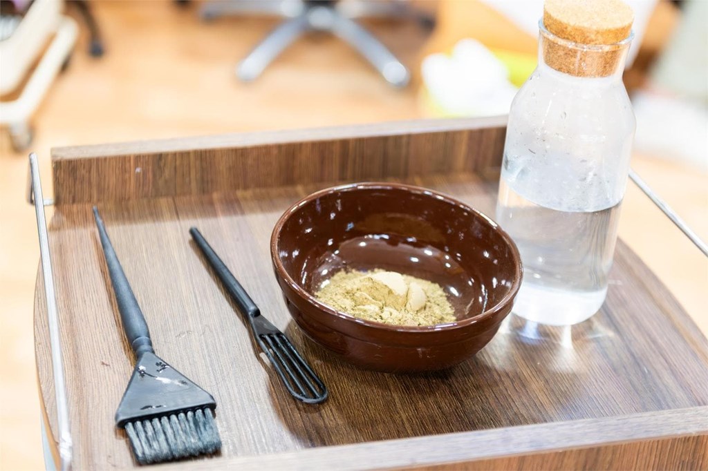 ¿Sufres de cuero cabelludo graso o con descamación? El tratamiento de barro puede ayudarte